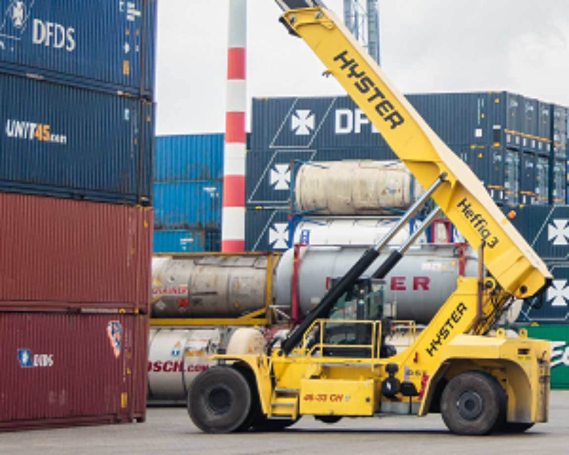 Conical bearing application example: Hyster-Yale crane loading cargo