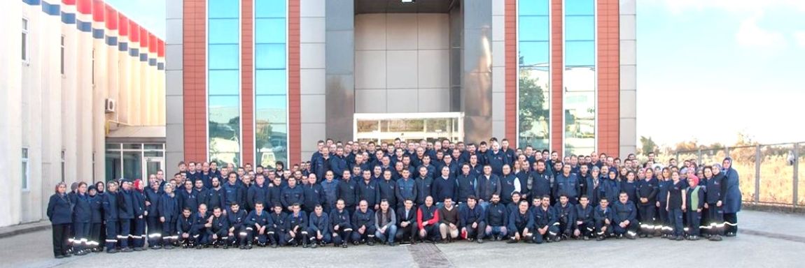 Group image of all employees at Angst Pfister Advanced Technical Solutions in Bursa, Turkey in front of the R&D and manufacturing plant.