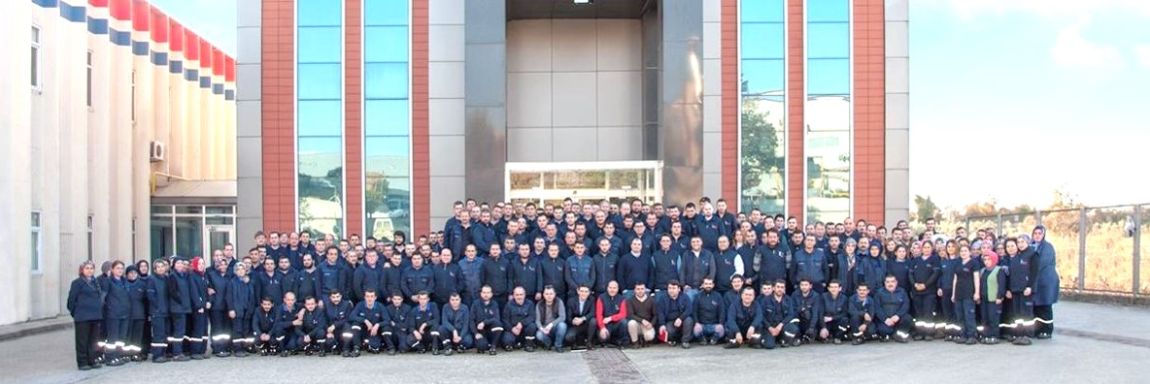 Group image of all employees at Angst Pfister Advanced Technical Solutions in Bursa, Turkey in front of the R&D and manufacturing plant.